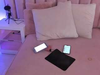 naturalbigass-nina webcam