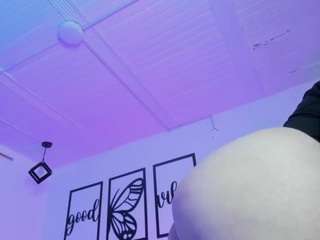 该模特正在直播。 nicoleemillerr