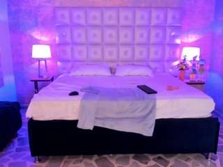 This model is live right now. vanessaskinny