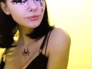 Live webcam model kandraguercio on Soda Cams