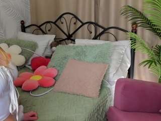 Live webcam model crispy-amber on Soda Cams