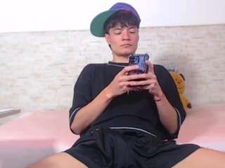 axelmilokairodyerear webcam model