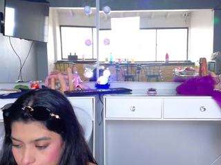 Live webcam model lindamia68 on Soda Cams