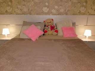 mishapallmer, female webcam model,  years old, on live webcam