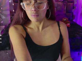 Live webcam model leyla-collinss on Soda Cams