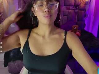 Live webcam model leyla-collinss on Soda Cams