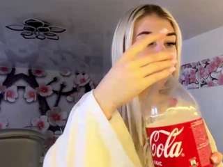 Live webcam model kristipyo on Soda Cams