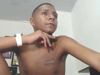 hotboyluxeet webcam model