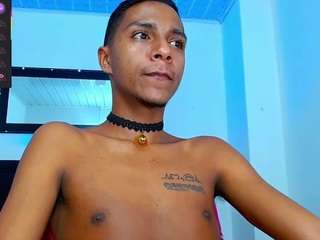 hotboyluxeet live webcam show