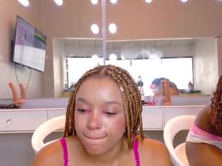 Live webcam model reesemia68 on Soda Cams