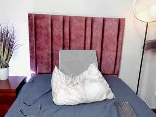 vaialowell's CamSoda show and profile