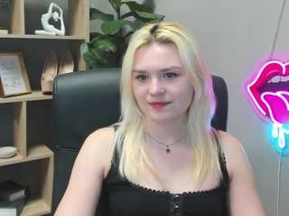 sweetlilyxo's CamSoda show and profile