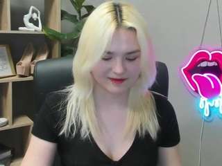 sweetlilyxo's CamSoda show and profile