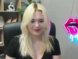 sweetlilyxo's CamSoda show and profile