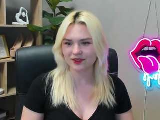 sweetlilyxo's CamSoda show and profile
