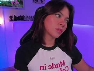 miavelour's CamSoda show and profile