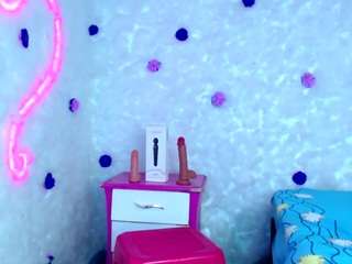 bella-warzon Live Webcam on CamSoda