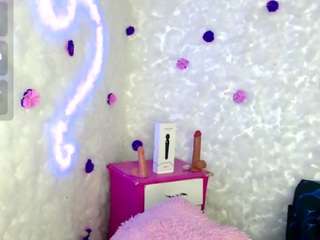 bella-warzon Live Webcam on CamSoda