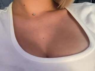 HienLeggans live webcam show