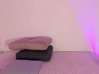 Live webcam model isabella-monroe on Soda Cams