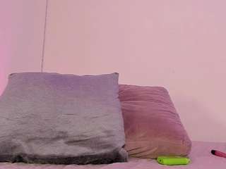 Live webcam model isabella-monroe on Soda Cams