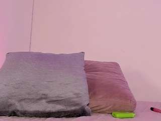 Live webcam model isabella-monroe on Soda Cams