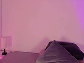 Live webcam model isabella-monroe on Soda Cams