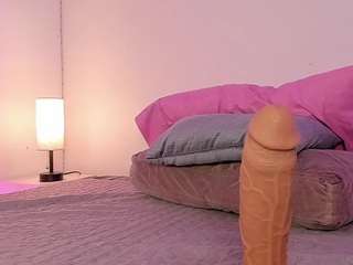 Live webcam model isabella-monroe on Soda Cams