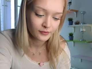 Live webcam model loradelora on Soda Cams