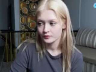 Live webcam model loradelora on Soda Cams