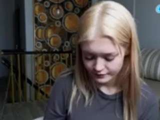 Live webcam model loradelora on Soda Cams