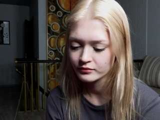 Live webcam model loradelora on Soda Cams