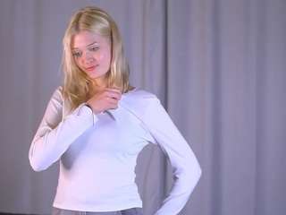 loradelora, female webcam model,  years old, on live webcam
