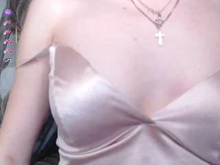 ave-costly's CamSoda show and profile