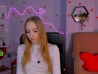 Live webcam model kira-kisses on Soda Cams