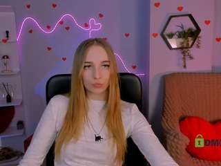 Live webcam model kira-kisses on Soda Cams