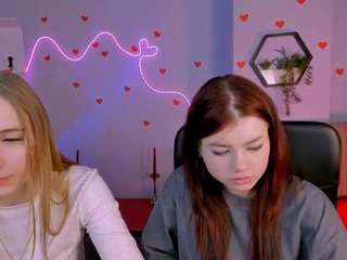 Live webcam model kira-kisses on Soda Cams