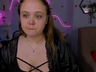 Live webcam model kira-kisses on Soda Cams