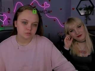 Live webcam model kira-kisses on Soda Cams