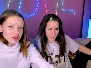 Live webcam model kira-kisses on Soda Cams