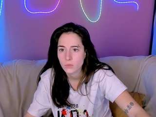 Live webcam model kira-kisses on Soda Cams