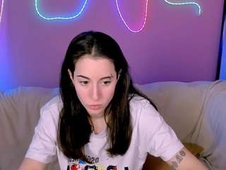 Live webcam model kira-kisses on Soda Cams