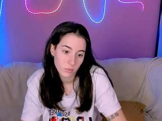 Live webcam model kira-kisses on Soda Cams