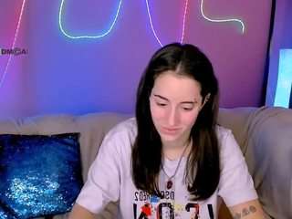 Live webcam model kira-kisses on Soda Cams