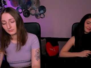 Live webcam model kira-kisses on Soda Cams