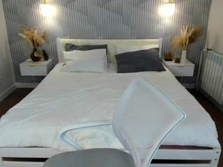 adele-crownnn11 webcam