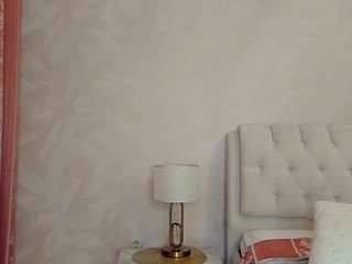 loriurie's CamSoda show and profile