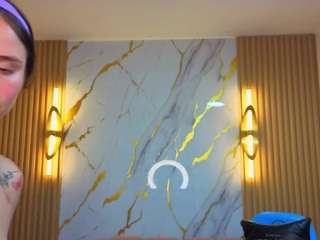 ariana18-b's CamSoda show and profile