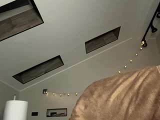 Kira live cam preview
