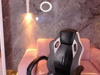 clhoe-b's CamSoda show and profile